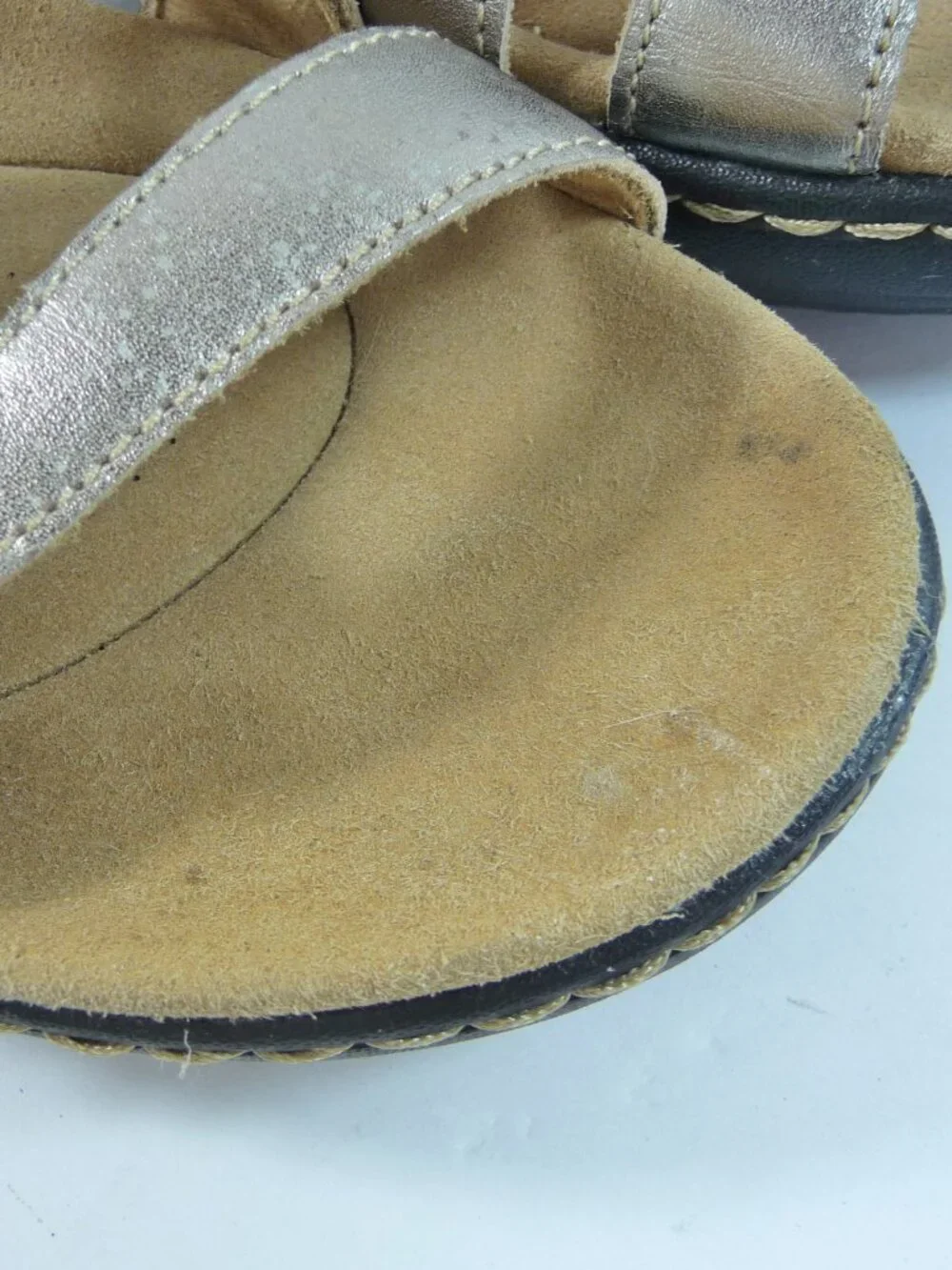 CLARKS SIZE 8 GOLD SLIDE SANDALS